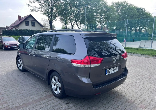 Toyota Sienna cena 68000 przebieg: 228000, rok produkcji 2014 z Oleśnica małe 137